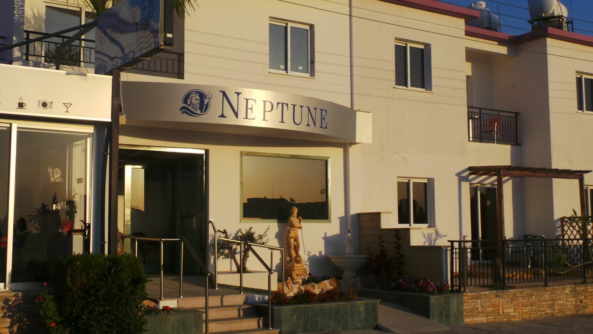 Neptune Hotel Apartments Paphos Корал-Бэй Экстерьер фото